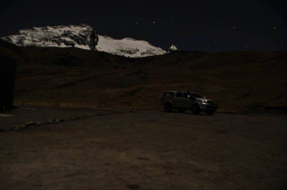 Em noite estrelada, a Fiona dorme aos pés de montanha gelada em Pampalarama,, na Bolívia